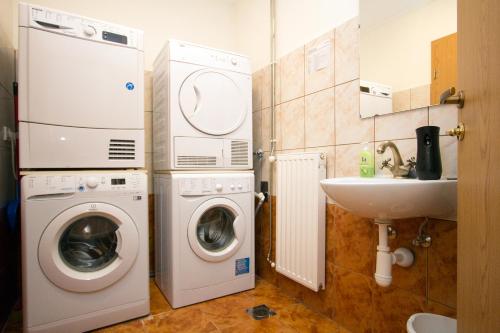 Un baño de Beg Rooms