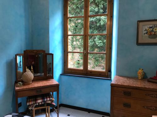 niebieski pokój z lustrem, komodą i oknami w obiekcie La casa di Francy w mieście Camogli