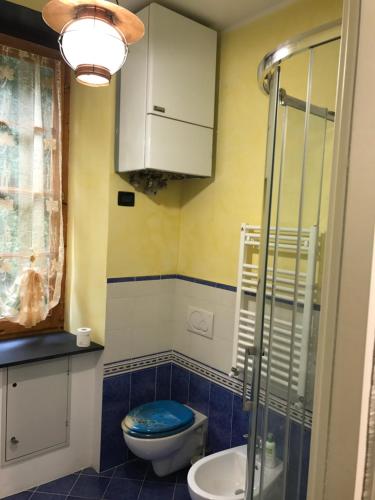 łazienka z toaletą i umywalką w obiekcie La casa di Francy w mieście Camogli