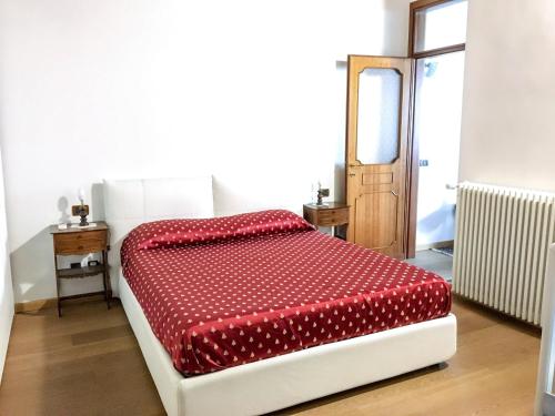 ローマにあるRomAmore luxury apartmentのベッドルーム1室(赤い掛け布団付きのベッド1台付)