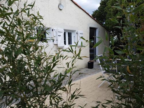 a white house with white windows and a door at Un Charme Absolu in Bastelicaccia