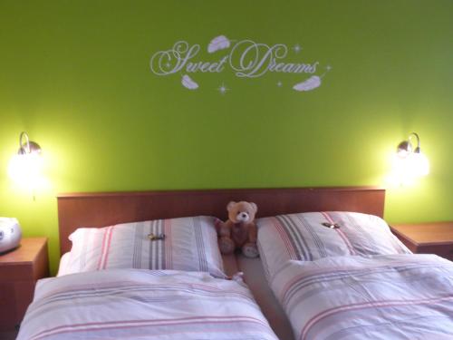 ein Schlafzimmer mit 2 Betten und einem Teddybär in der Unterkunft Bauernhof Moadl in Weyregg