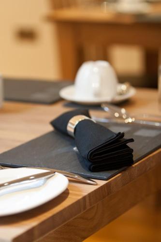 een tafel met een zwart servet met een hoed erop bij Langtrys in Blackpool