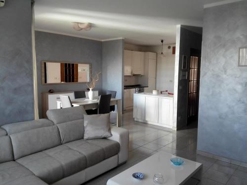 a living room with a couch and a kitchen at La Villetta di Andrè in Termoli