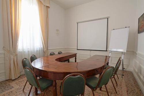 Οι επιχειρηματικές εγκαταστάσεις ή/και οι αίθουσες συνεδριάσεων στο Rechigi Park Hotel