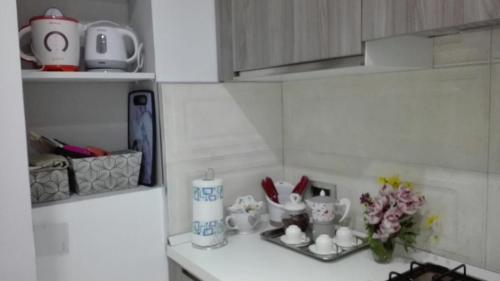 eine Küchentheke mit Tassen und Geschirr darauf in der Unterkunft Ylli home Sanremo in Sanremo
