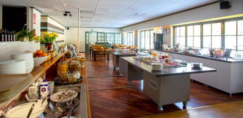 Comida en o cerca de este hotel