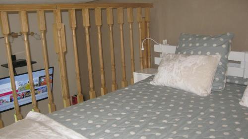 a bedroom with a bed with a wooden crib at Chambre direct piscine in Talence