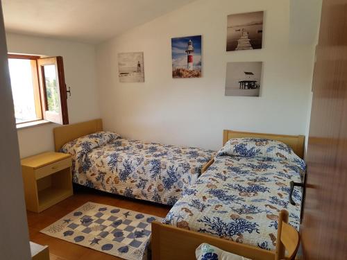 ein kleines Schlafzimmer mit einem Bett und einem Fenster in der Unterkunft B&B villa sofà in Capo Vaticano