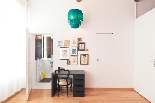 une salle à manger avec une table et un lustre vert dans l'établissement Festival Apartment, à Cannes