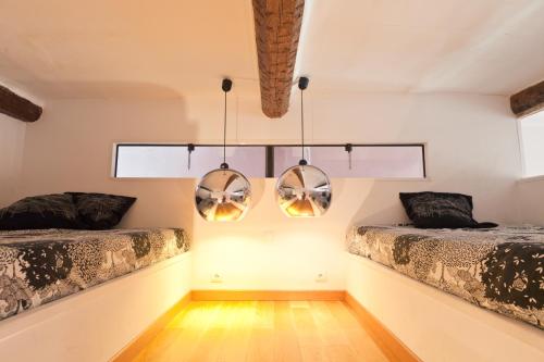 deux lits dans une chambre avec deux fenêtres dans l'établissement Festival Apartment, à Cannes