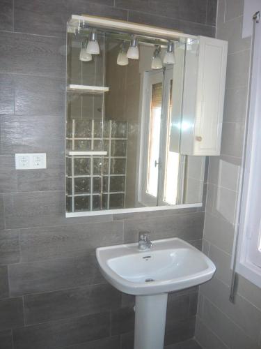 a bathroom with a sink and a mirror at Chalet I con terraza en la playa in San Pedro del Pinatar