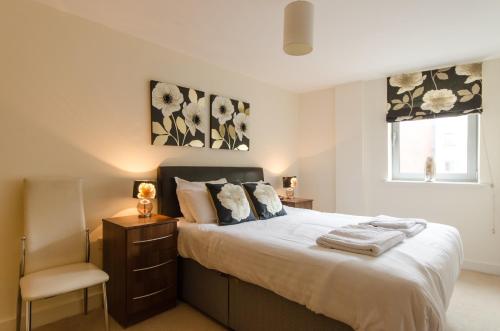 Tempat tidur dalam kamar di Hamilton Court Apartments from Your Stay Bristol