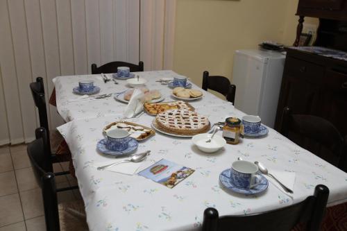 een tafel met blauwe en witte borden en bekers erop bij B&B DEL CORSO in Gangi