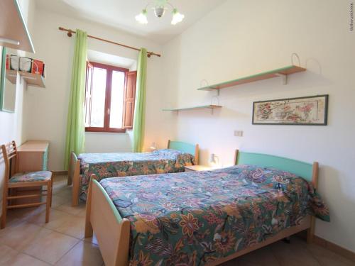 - une chambre avec 2 lits et une fenêtre dans l'établissement Villa La Pila, à Campo nell'Elba