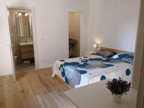 een slaapkamer met een bed en een badkamer met een wastafel bij Morandi's in Bologna