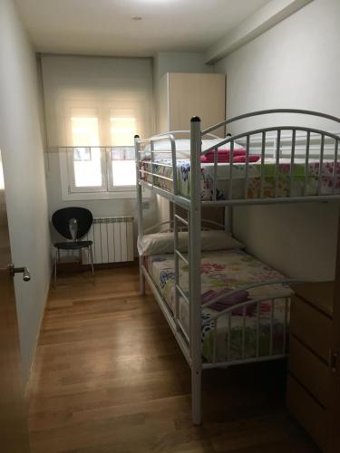 Pokój z łóżkiem piętrowym, 2 łóżkami piętrowymi i biurkiem w obiekcie Bidasoa by Basquelidays w mieście Irún