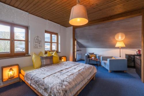 ein Schlafzimmer mit einem großen Bett und ein Wohnzimmer in der Unterkunft GIRBL bio ZIMMER in Strobl