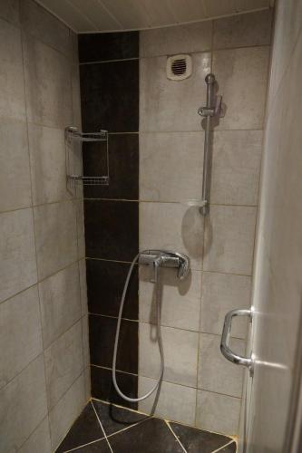 une douche avec un tuyau dans une salle de bain dans l'établissement Les Chambres de Solliès, à Solliès-Pont