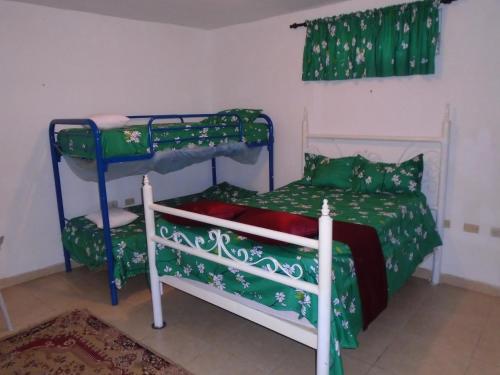 Двох'ярусне ліжко або двоярусні ліжка в номері Guesthouse Villa La Isla