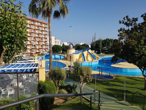 - une grande piscine avec toboggan dans un complexe dans l'établissement Apartamentos Minerva- Jupiter, à Benalmádena