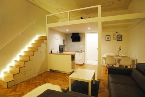 オロモウツにあるApartments Centre in Styleのリビングルーム(階段付)、キッチン