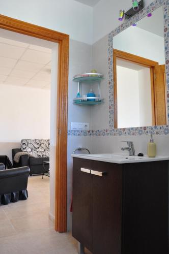オリウエラにあるCasa Rincón de los Abadiaのバスルーム(洗面台、鏡付)