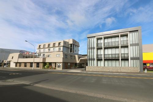 un bâtiment situé sur le côté d'une rue dans l'établissement The Victoria Hotel Dunedin, à Dunedin