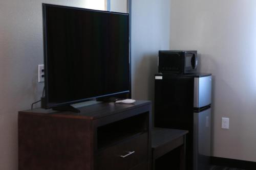 Una televisión o centro de entretenimiento en Home Inn and Suites Memphis