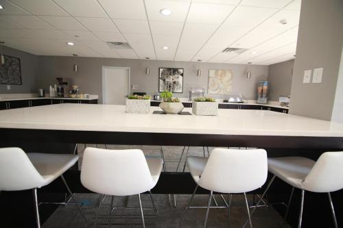 una cocina grande con sillas blancas y una isla grande en Home Inn and Suites Memphis, en Memphis