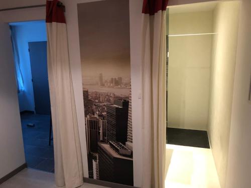 een kamer met een raam met uitzicht op de stad bij Lulu Philippe in Saint-Étienne