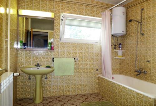 ein Bad mit einem Waschbecken, einer Dusche und einem Waschbecken in der Unterkunft Apartmani Ivo in Petrcane