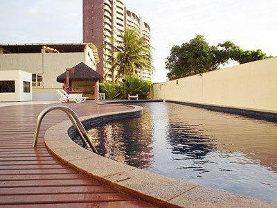 una piscina en medio de un edificio en Apart Porto Jangada Suíte Vista Mar, en Fortaleza