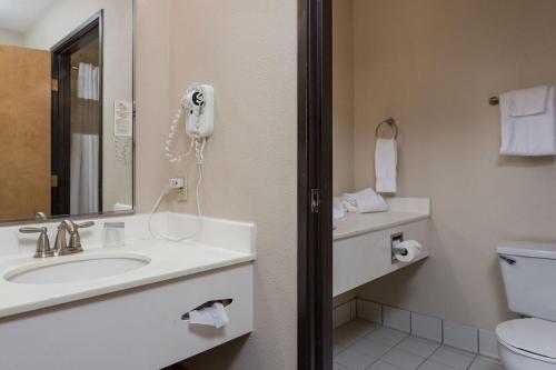 ein Bad mit einem Waschbecken und einem Telefon in der Unterkunft Shilo Inn Suites Newport in Newport