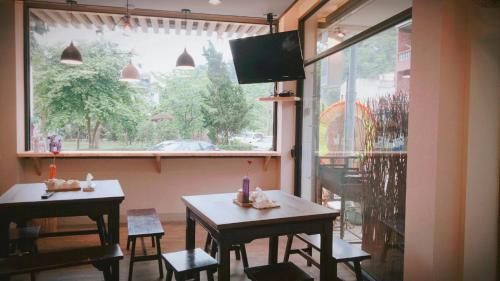Guiju Lin Garden Homestay في نانزوانج: مطعم بطاولتين ونافذة كبيرة