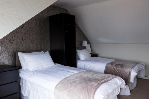 two beds in a room with two beds sidx sidx sidx sidx at Harbourlights Accomodation in Irvine