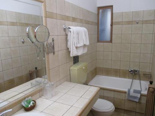 Koupelna v ubytování Hotel Delta