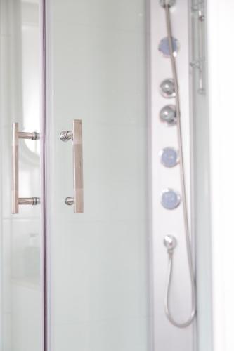 a shower in a bathroom with a shower head at Hotel - Restaurant De 4 Jaargetijden in Epen