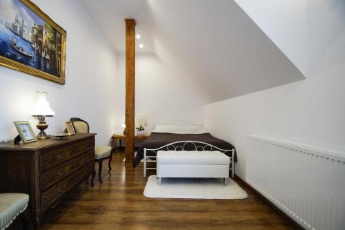 1 dormitorio con 1 cama y vestidor en el ático en Villa Nad Jeziorem, en Kruklanki
