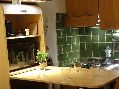 eine Küche mit einer Theke mit Brille darauf in der Unterkunft Vue sur mer et montagnes in Moriani Plage