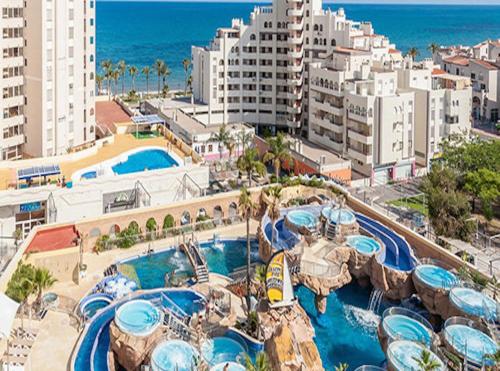 una vista aérea de un complejo con un parque acuático en Apartamento Caribe Playa, en Oropesa del Mar