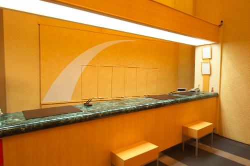 La salle de bains est pourvue d'un lavabo et d'un miroir. dans l'établissement Chisun Inn Nagoya, à Nagoya