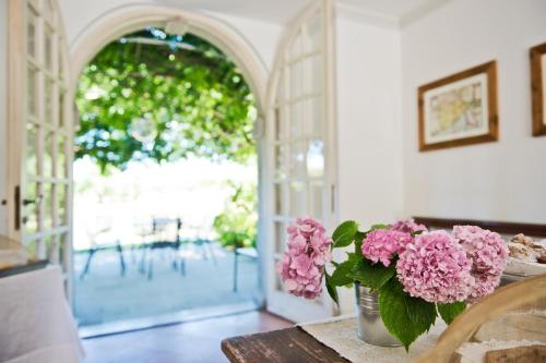 a vase filled with pink flowers sitting on a table at Agriturismo Tra Le Vigne in Buttrio