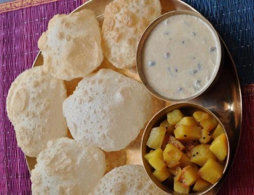 Ein Teller mit Pfannkuchen und einer Schüssel Dip in der Unterkunft Upasana Eco Resort in Bolpur