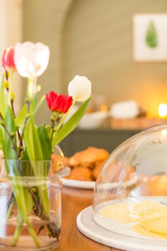 a vase with flowers in it on a table at Hotel - Restaurant De 4 Jaargetijden in Epen