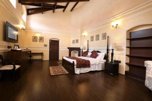 Ένα ή περισσότερα κρεβάτια σε δωμάτιο στο 7 BHK Luxury Heritage Villa - Rock Ooty