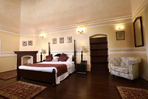 Ένα ή περισσότερα κρεβάτια σε δωμάτιο στο 7 BHK Luxury Heritage Villa - Rock Ooty