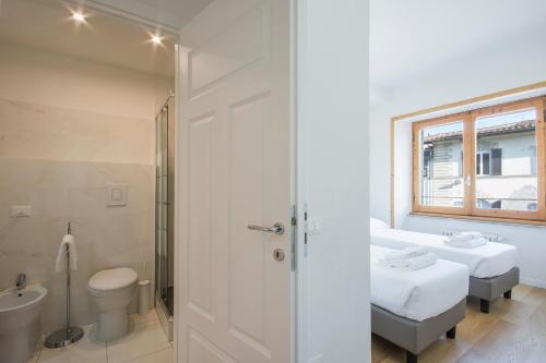 フィレンツェにあるAlinari Apartmentのバスルーム(ベッド1台、トイレ、シンク付)