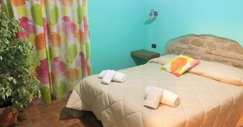 1 dormitorio con 1 cama con toallas en La Piana Dell'erika en Aprilia