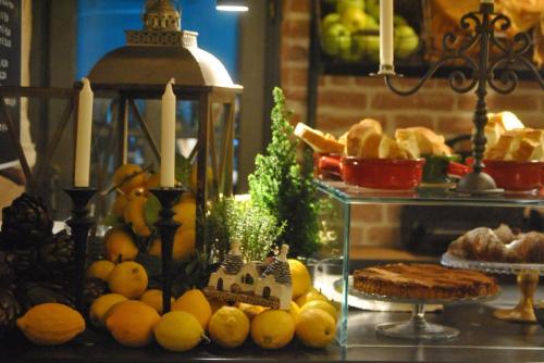 a buffet of food with bread and fruit on a table at Hotel Dal Menga in Torrebelvicino